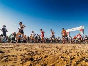 「ちがうぅぅ！ もっと右ぃぃ！」サハラ砂漠で私が走った“世にも奇妙なマラソン大会”…絶望の30キロ付近「いつまで走っても次の給水所が見えない」