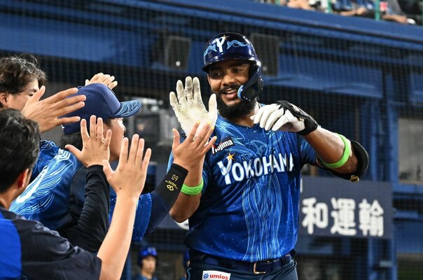DeNAの「勝利の使者」新4番・エンカーナシオン（28歳）を支えるのは“10代からの仲間”のあのリリーバー「当時からすごいバッターだと思っていたよ」