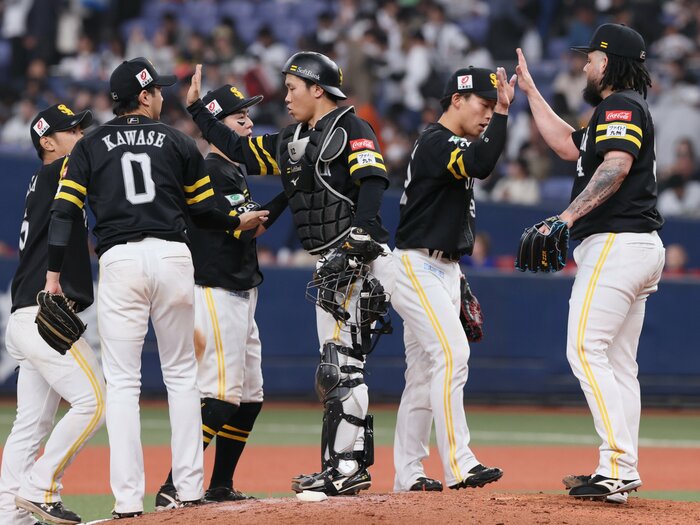 ソフトバンクの異変…まさかの防御率“12球団最下位”の衝撃「彼くらいしかいないんじゃないですか…」関係者がこぼした「救世主候補」とは?<Number Web> photograph by JIJI PRESS