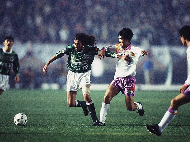 ラモス瑠偉が見せた円熟の名人芸。動けず、走れずもループシュート