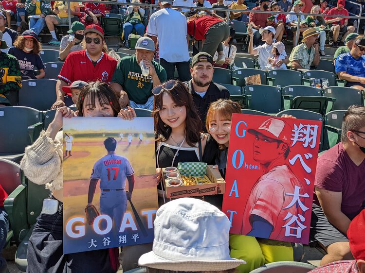 大谷翔平をめぐる“プチ奇跡”？ 女子留学生グループに応援ボードを託
