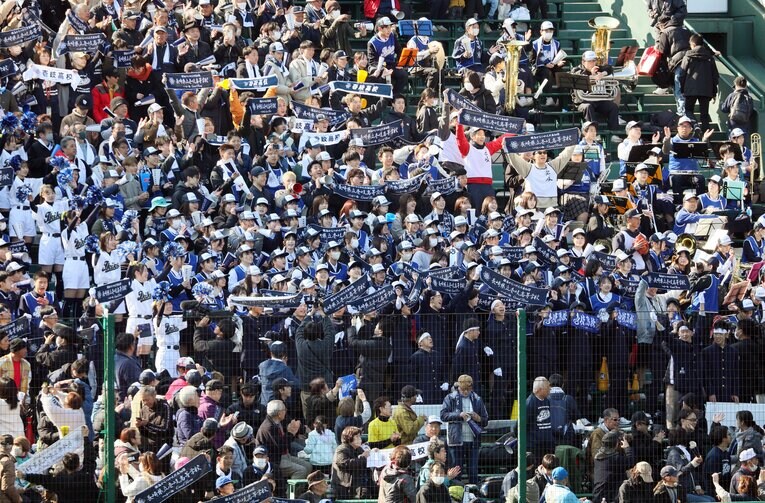 21世紀枠の長崎・壱岐高の応援のため、甲子園には離島から3000人を越える応援団が　©JIJI PRESS