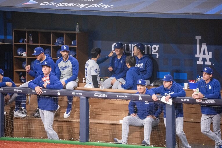 ベンチの様子（多数）。水原通訳の姿も　©Nanae Suzuki