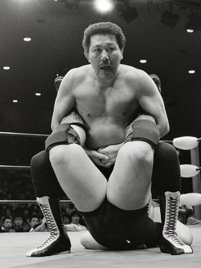 1985年1月、全日本プロレス。小鹿は若いころから逆エビ固めを好んで使っていた