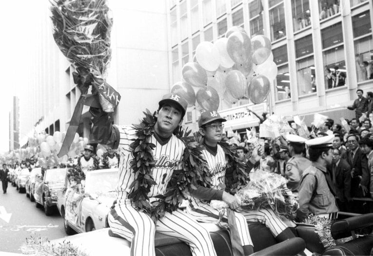 日本一に輝いたヤクルトの優勝パレード。広岡達朗の隣に座る若松勉　©Sankei Shimbun