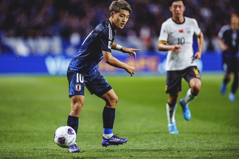 堂安は久保と“生かし、生かされ”の関係を構築している　©Kiichi Matsumoto