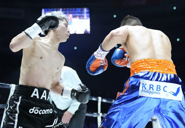 井上の右がドネアのテンプルを打ち抜いた決定的瞬間（1枚目／全4枚）　©Naoki Fukuda