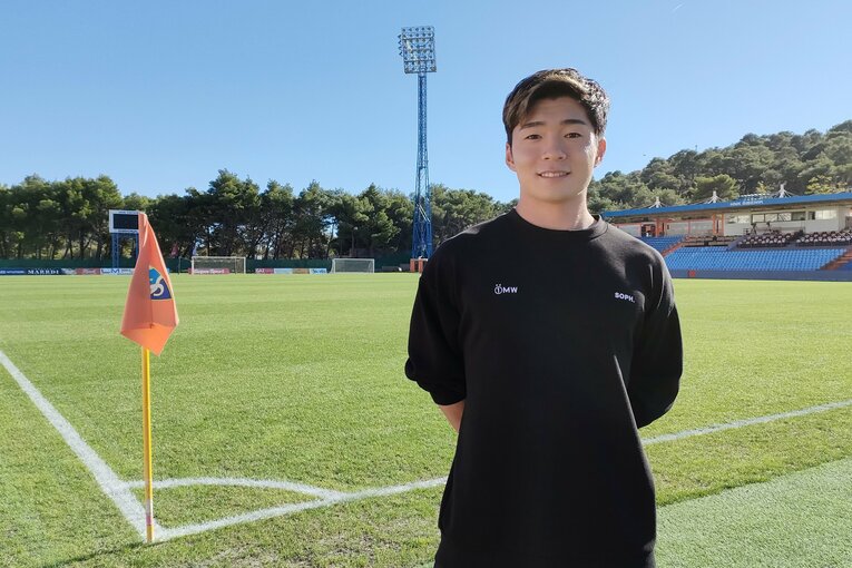 本拠地スタディオン・シュビチェバツのピッチにて　©Yasuyuki Nagatsuka