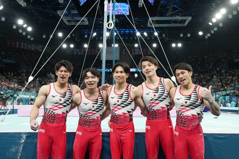 予選演技後の記念撮影では、笑顔も見えた橋本（左端）。ここからの復活に期待がかかる　©JIJI PRESS