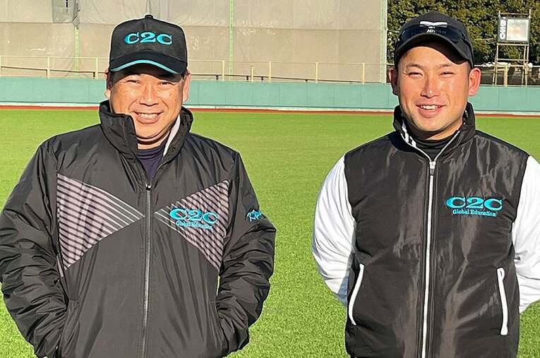 山梨学院の監督就任10年目のシーズンを迎える吉田洸二監督（左）。息子・健人氏は部長として、父の指導をサポートしている ／ photograph by YAMANASHI GAKUIN SENIOR HIGH SCHOOL