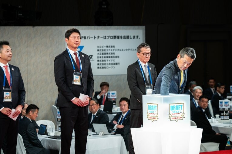 宗山塁の抽選のクジを引く小久保監督　©Nanae Suzuki