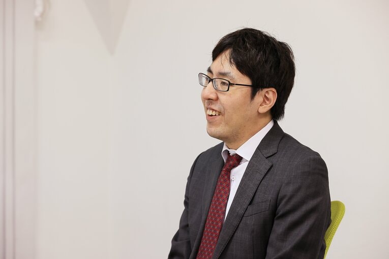 インタビューの日は赤いネクタイだった広瀬八段　©Shigeki Yamamoto