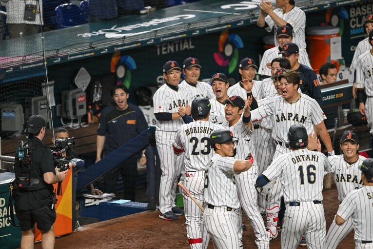 ベネズエラ戦で3ランを放った阪神の同僚・森下翔太を熱く出迎える　©Nanae Suzuki