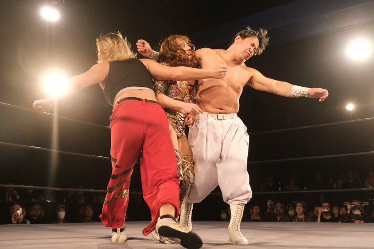 「私なんて“女もどき”なんじゃないか」タイで性別適合手術を受けたトランスジェンダー女子レスラー…エチカ・ミヤビがリングで流した涙の意味(9)