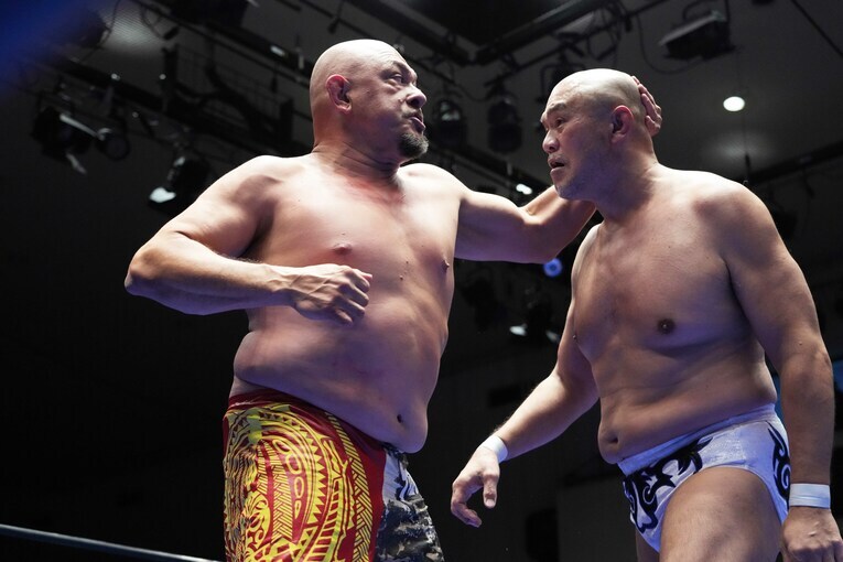 秋山準を殴る太陽ケア　©Essei Hara