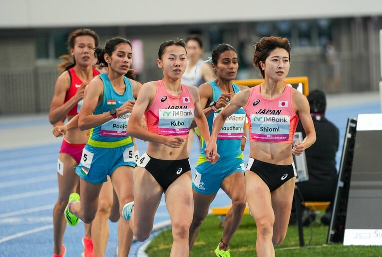 決勝は先輩の塩見が序盤を引っ張った　©︎Satoshi Wada