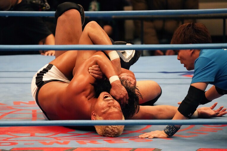 グラウンドで中嶋勝彦に絞め上げられる安齊勇馬　©Essei Hara