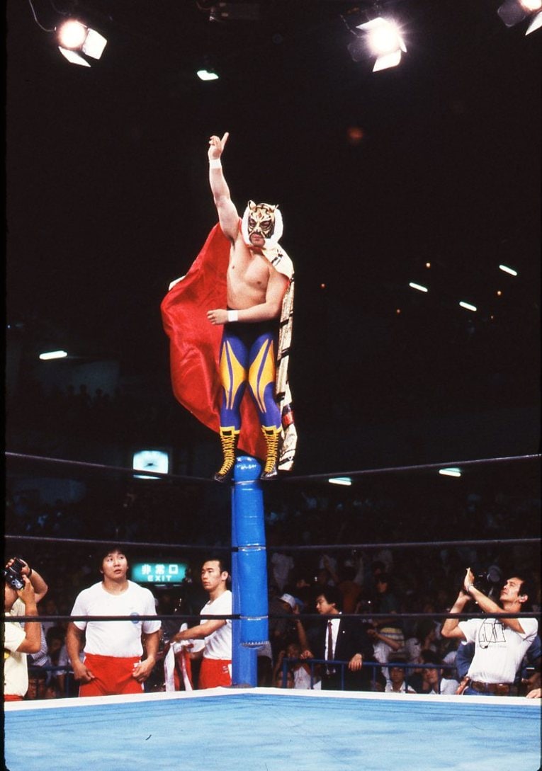 初代タイガーマスクとセコンドにつく前田日明（左）と山崎一夫（1982年） ／ photograph by AFLO