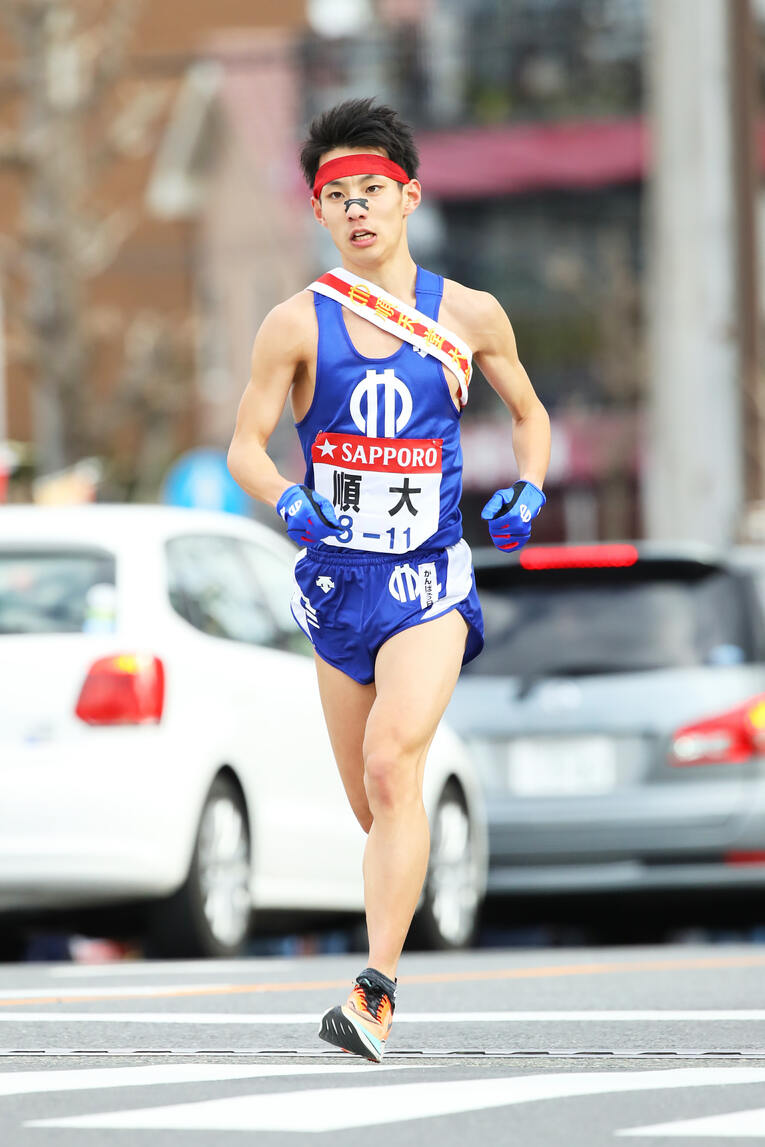 順大では4年連続で箱根路を走った橋本。4年時は教育実習でもらったという赤ハチマキ姿で駆けた　©AFLO