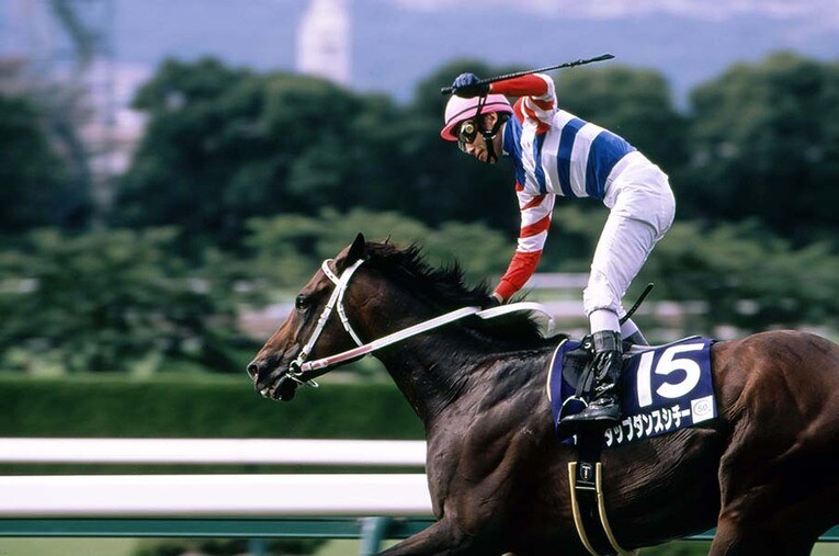 2004年の宝塚記念制覇時のタップダンスシチーと佐藤哲三。GI2勝に加え、金鯱賞3連覇という記録を持つ名馬だった ／ photograph by AFLO