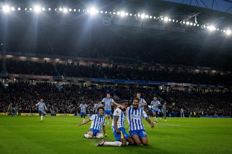 他の選手のゴールでは珍しく、三笘も“膝スライディング”【2枚目／全2枚】　©Getty Images