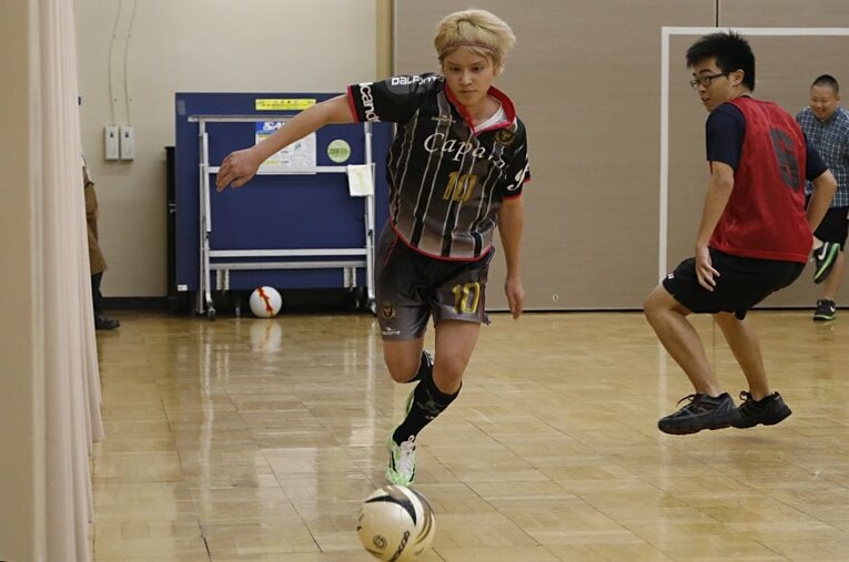 子供たちとのミニゲームにも“ガチ”で取り組む手越祐也。サッカー歴は28年にのぼる。 ／ photograph by Ryuta Suzuki