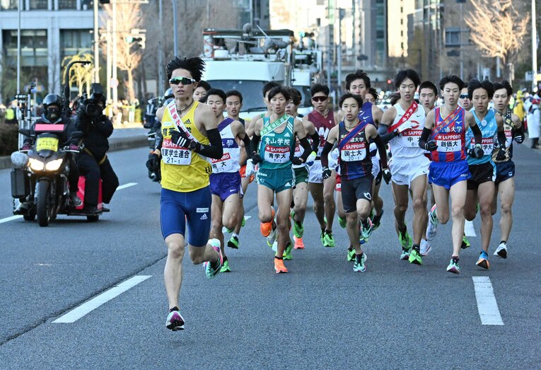 集団から飛び出す新田　©JIJI PRESS