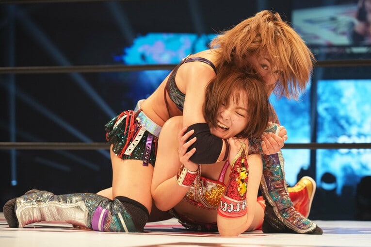 スリーパーホールドでSareeeを絞める朱里　©Essei Hara