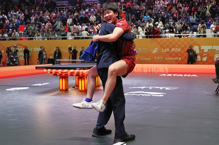 笑顔でハグ！　©Getty Images