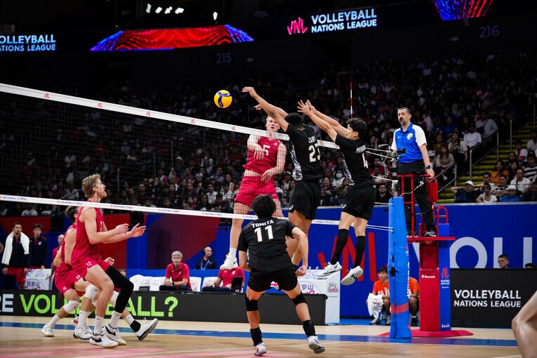 エバデダン ラリー、宮浦健人（VNLアメリカ戦）　©︎Volleyball World