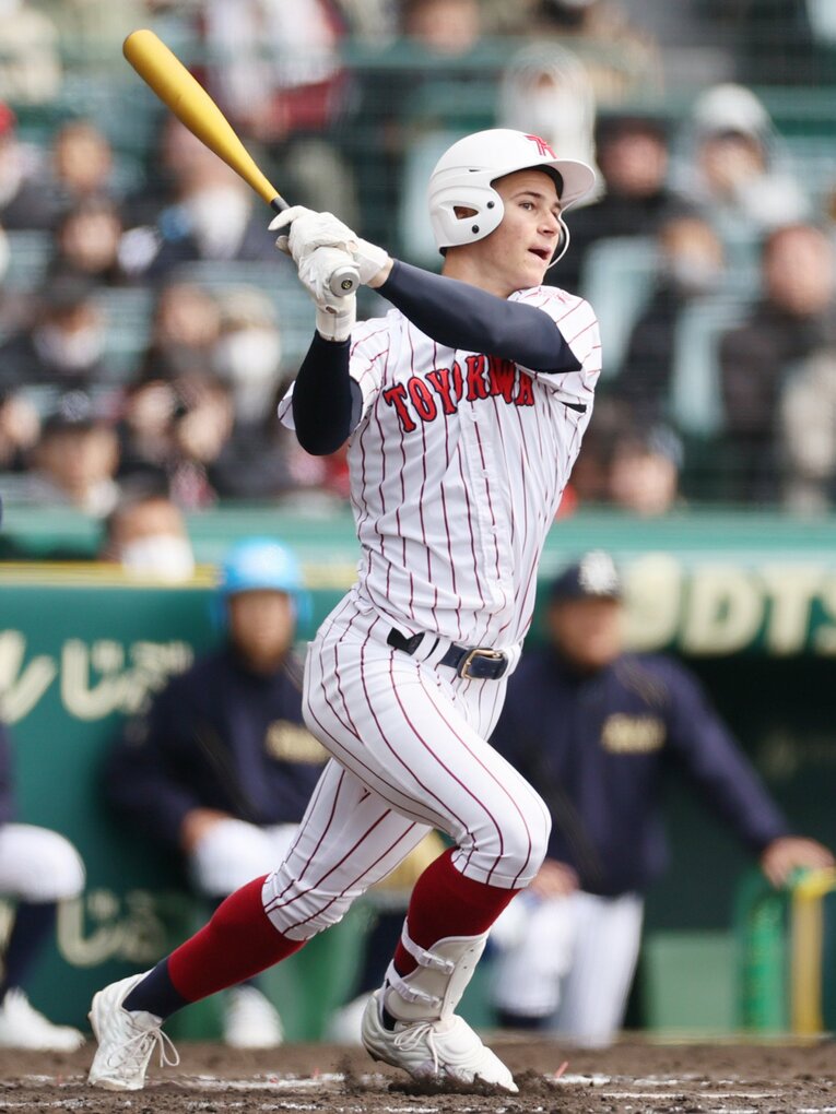 今大会第1号ホームランを放ったモイセエフ・ニキータ（豊川高）。オーダーバット、ミズノプロ（ゴールド）を使用していた　©JIJI PRESS