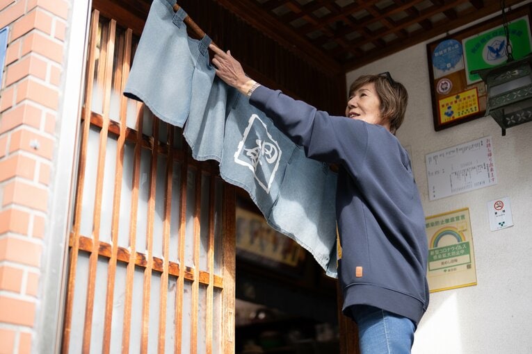 現在は浅草にて、夫と「やき鳥・釜めし 田毎」を営んでいる　©Shiro Miyake