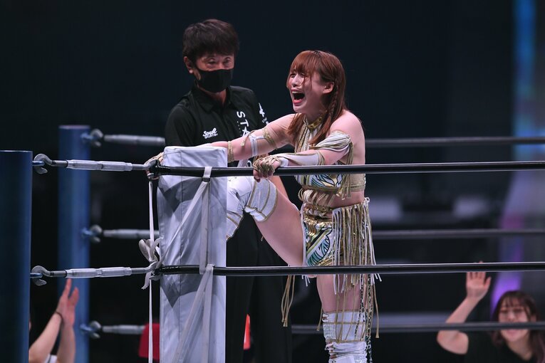 泣き出しそうな表情でコーナーに上がる上谷沙弥