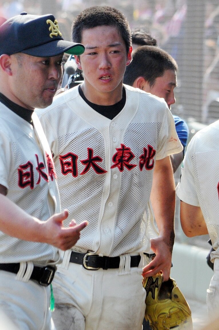 甲子園を逃して涙する選手を慰める猛安監督（左）　©Sankei Shimbun