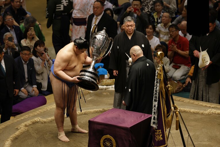 賜杯を受け取る大の里　©Kiichi Matsumoto/JMPA