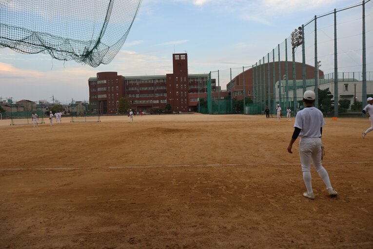 八尾高校のグラウンド。公立校らしく他の部との共同利用のため、変則的な形での利用だ　©Fumi Sawai