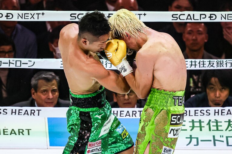 ガードの隙間から右アッパーをねじ込む井上拓真　©Susumu Nagao