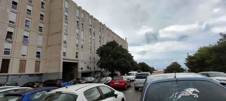 この構内で、チンピラに取り囲まれた