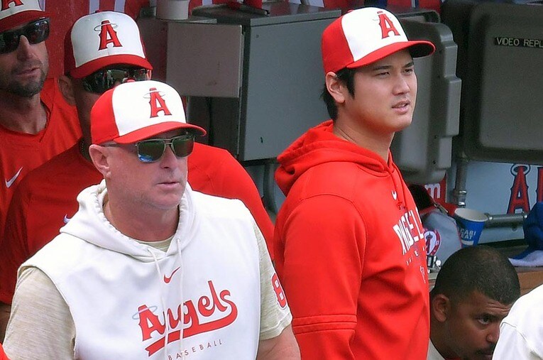 手術前の大谷翔平と、ネビン監督。エンゼルスの遠征中にも“オオタニ情報”は番記者に逐一入ってくる　©JIJI PRESS