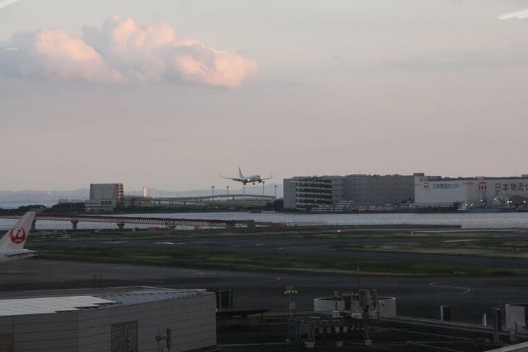 【名人戦第3局・羽田空港対局の様子】着陸する飛行機　©NumberWeb
