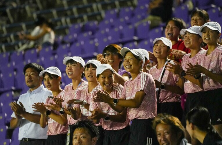 自身のレース後は同じ高校の仲間のレースをスタンドから応援する高校生らしい一幕も　©Satoshi Wada