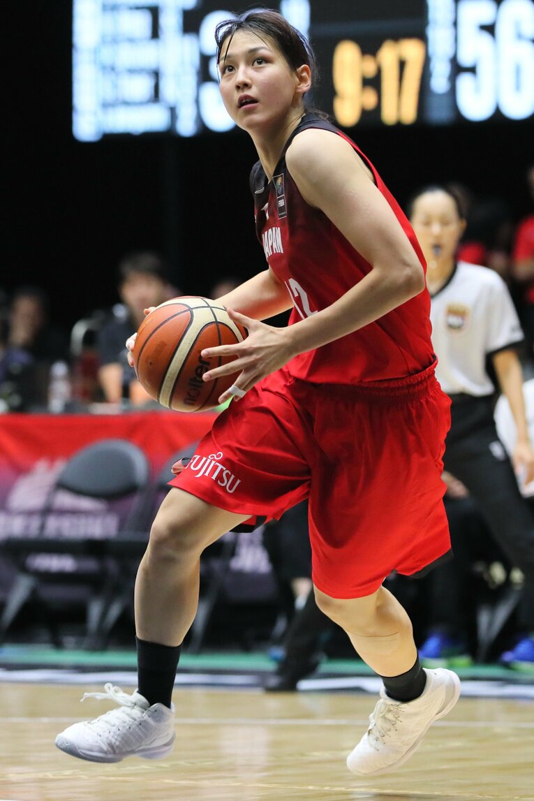 バスケ日本代表時代の真美子さん　©AFLO