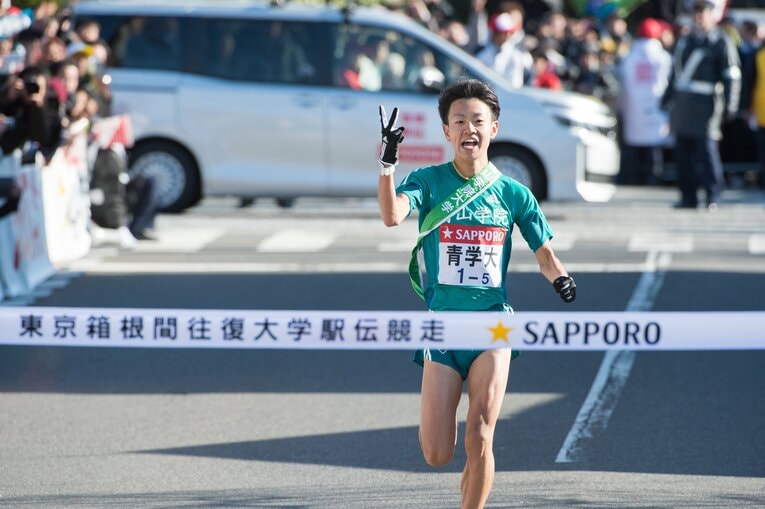 学生時代、箱根5区のゴールに飛び込む神野大地の勇姿　©Nanae Suzuki