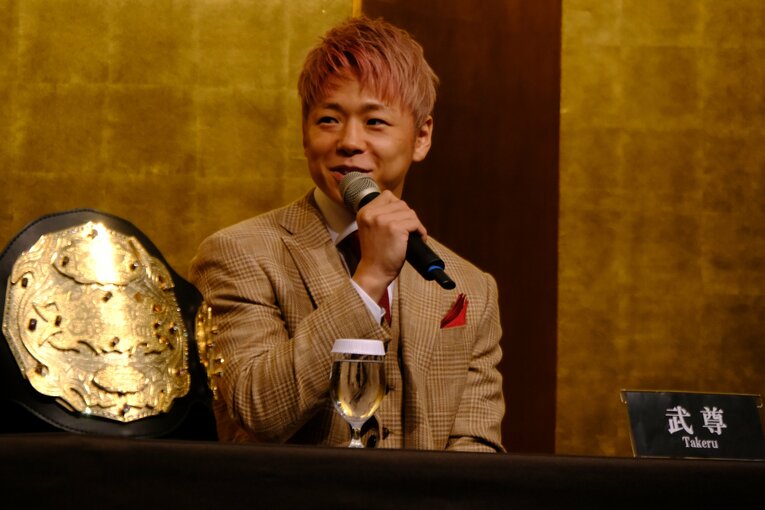 引退試合の2日後、笑顔で引退会見に臨んだ武尊　©Norihiro Hashimoto