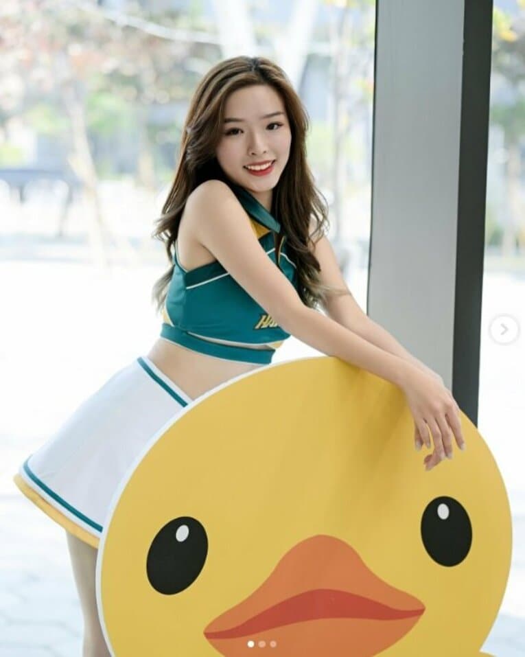 「日本でも大人気…中には韓流アイドルも！」小野寺の所属する台鋼ホークス・チアリーダーたち／公式インスタグラムより