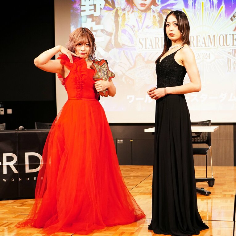 黒いドレスで中野たむとの調印式に臨んだ上谷沙弥。12月17日、ベルサール羽田空港　©Essei Hara