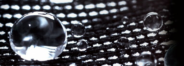 すべての濡れをはね返し、アスリートを快適に保つハイテク・アンダーウェア。(1) ／ photograph by finetrack