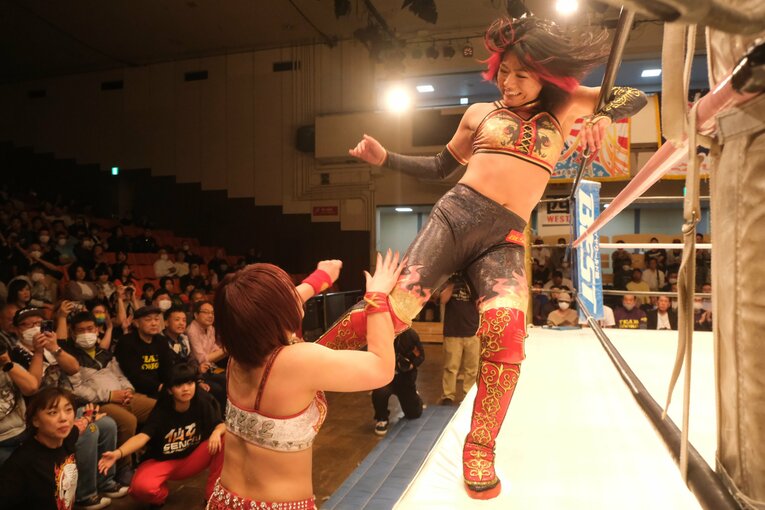 水着グラビアも披露のアイドル路線から急転換…素顔は“オラオラ”、スターダムのベルトも獲得した岩田美香の渇望「総合格闘技かキックにも」(81)