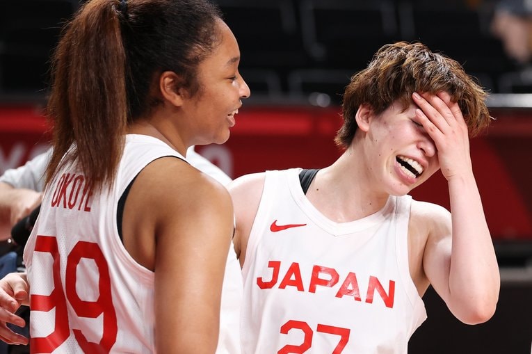 準々決勝ベルギー戦、劇的3Pを決め、試合後に感極まる林（27番）とオコエ（99番）　©Getty Images