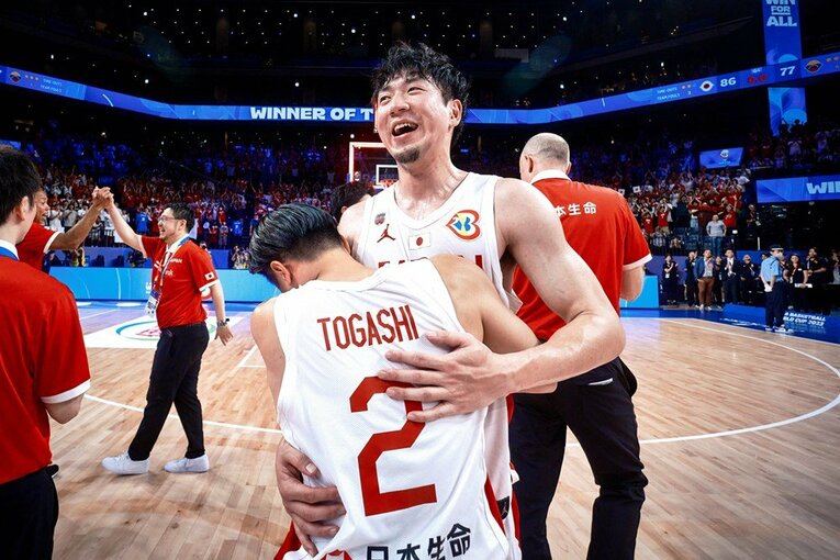 試合後に抱擁する比江島と富樫。チームを支えてきたベテランの頑張りも勝利を呼んだ　©︎FIBA